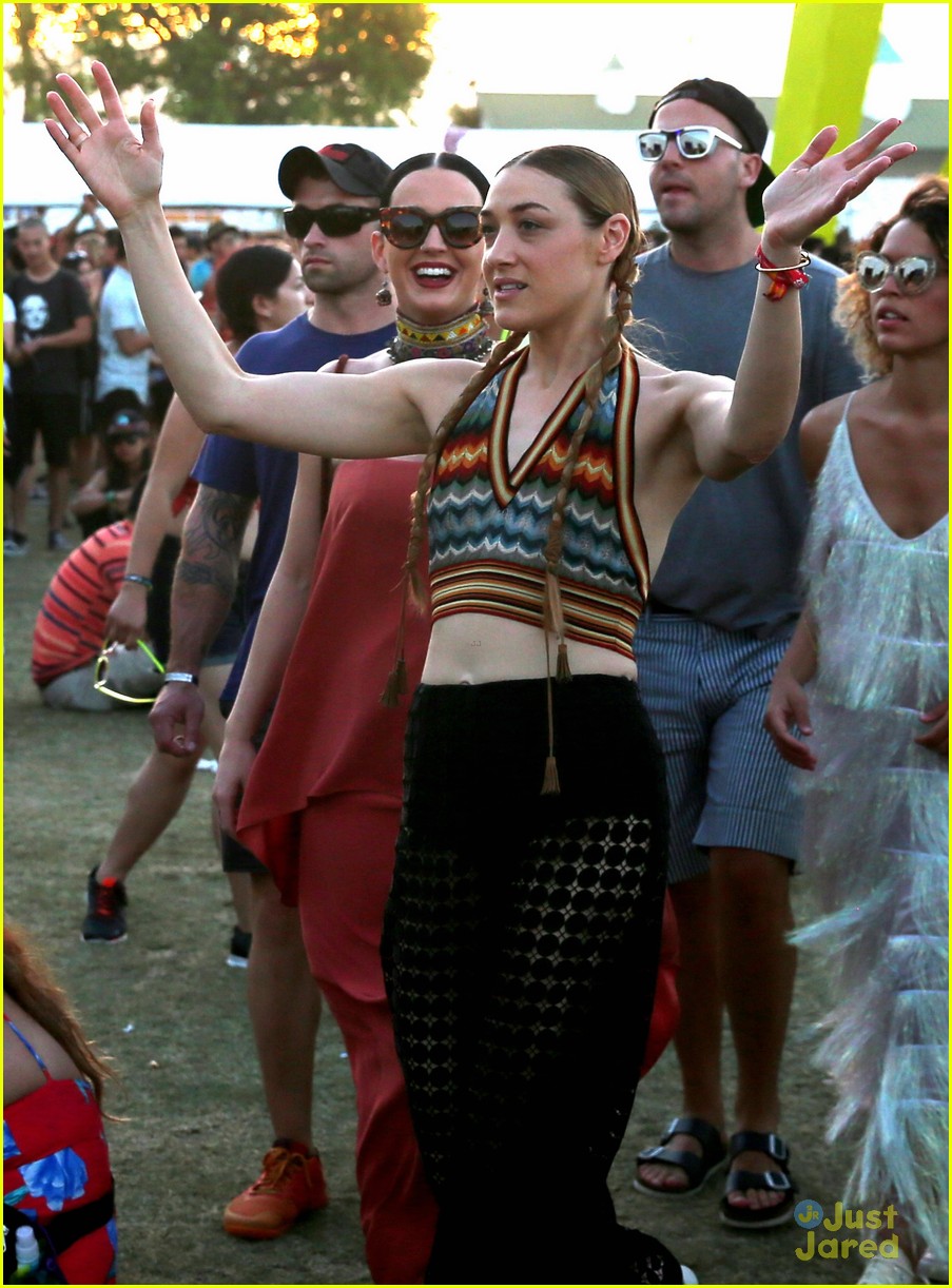 Robert Pattinson & FKA twigs Continue the Coachella Couple Cuteness!