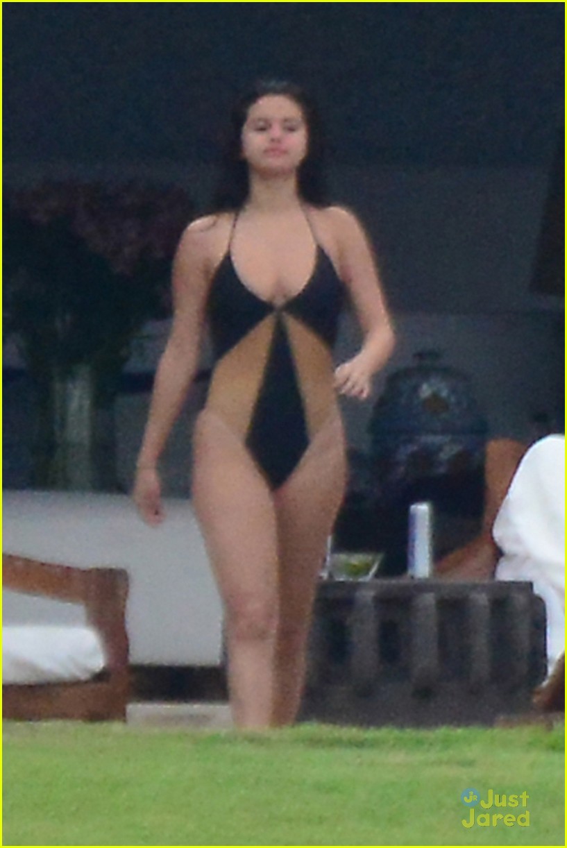 Selena Gomez Wears Cute One Piece In Mexico - See The Pics!