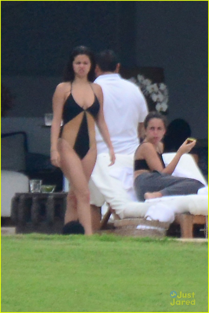 Selena Gomez Wears Cute One Piece In Mexico - See The Pics!