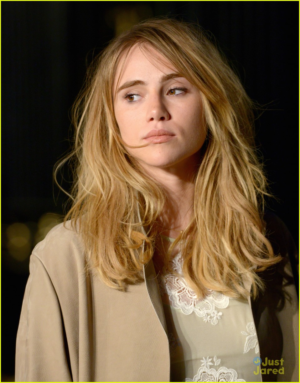 Suki Waterhouse & Dylan Penn Look Super Chic for Burberry Fashion Show!