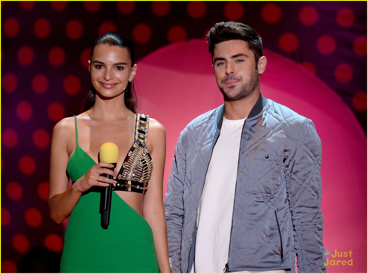 Zac Efron Goes Shirtless Again at MTV Movie Awards!