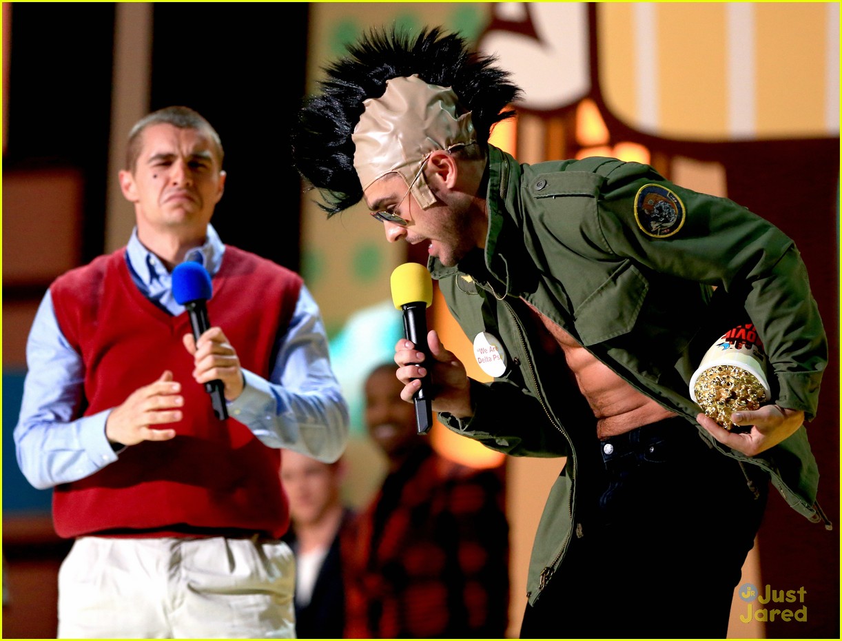 Zac Efron Goes Shirtless Again at MTV Movie Awards!