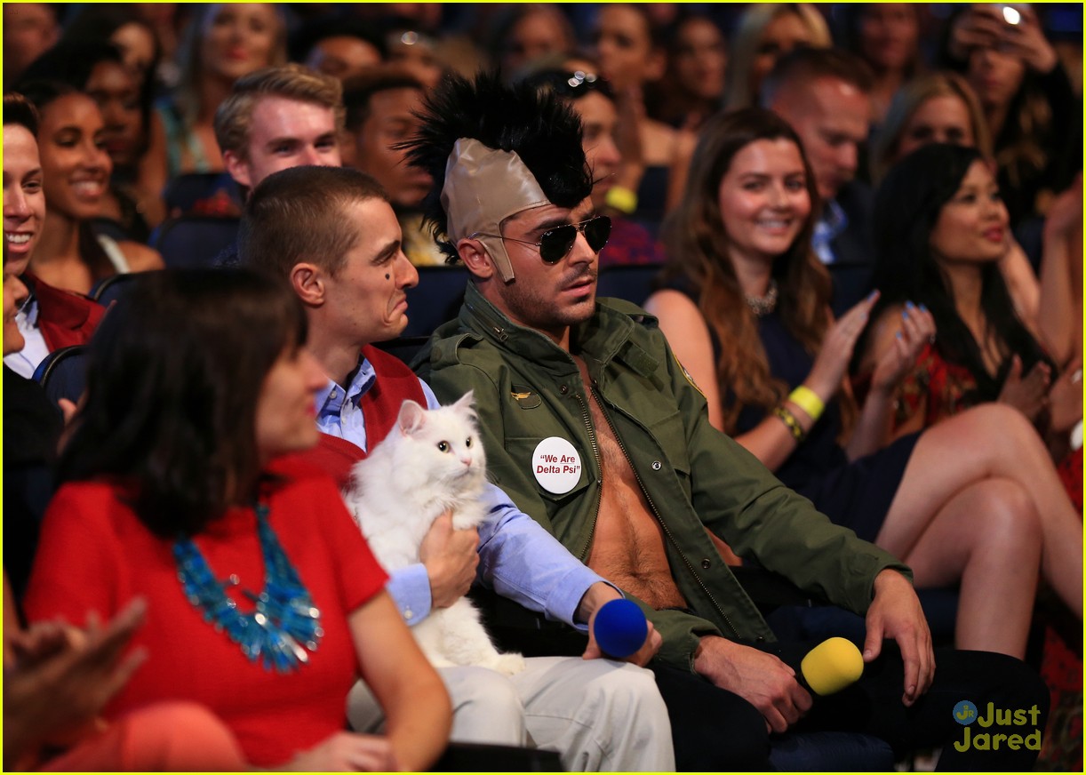 Zac Efron Goes Shirtless Again at MTV Movie Awards!