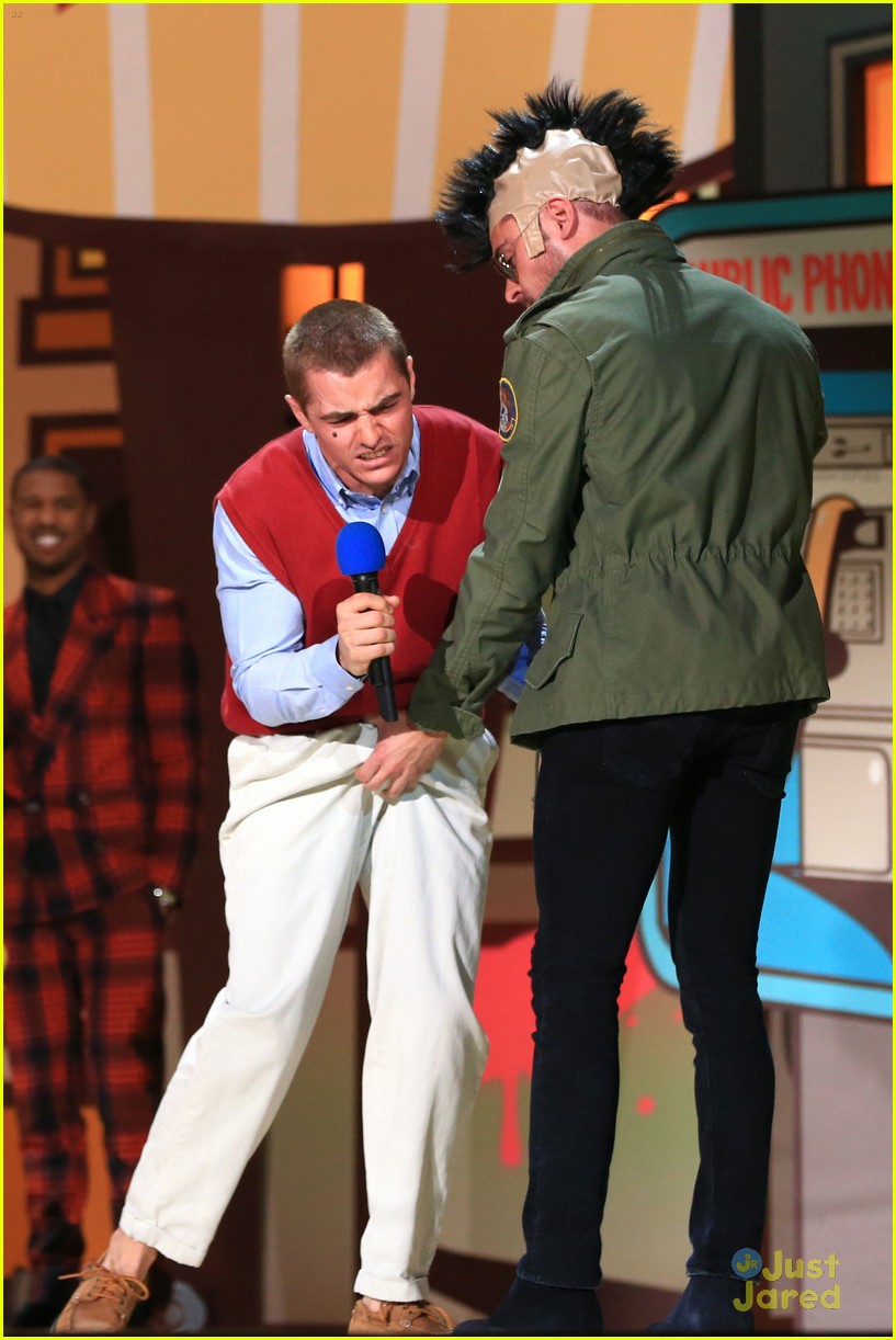 Zac Efron Goes Shirtless Again at MTV Movie Awards!