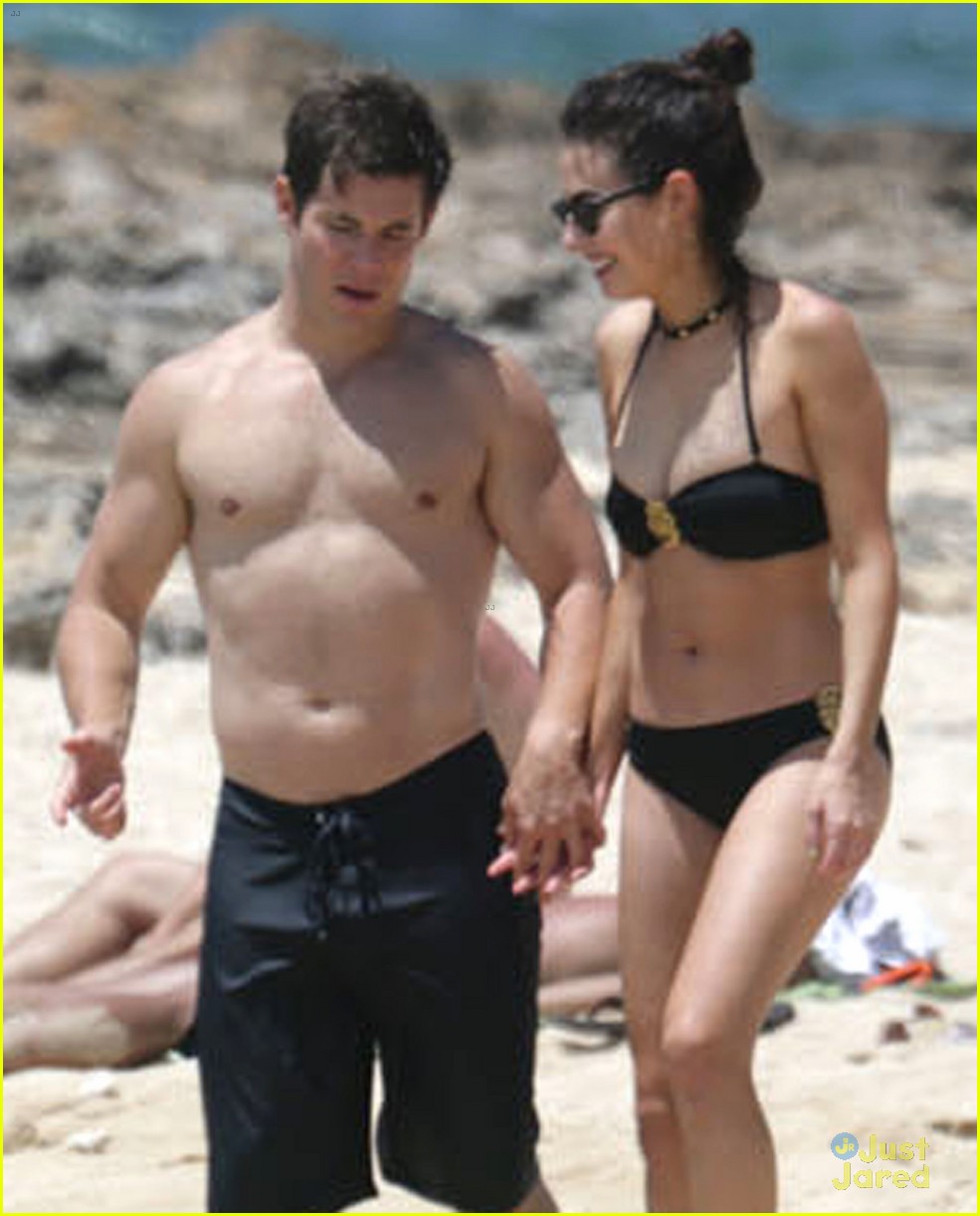 Chloe Bridges Shows PDA with Boyfriend Adam DeVine in Hawaii!