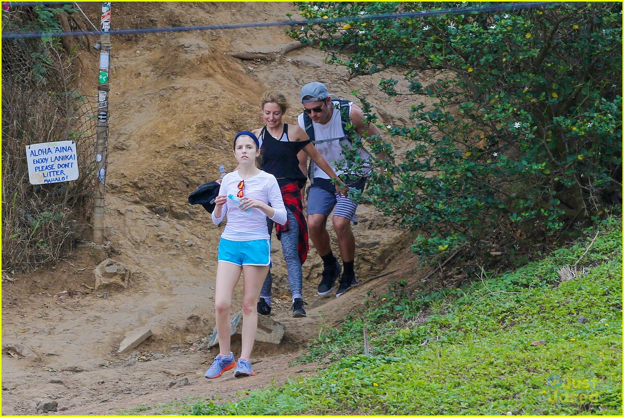 Anna Kendrick & Aubrey Plaza Went Hiking with Zac Efron in Hawaii!