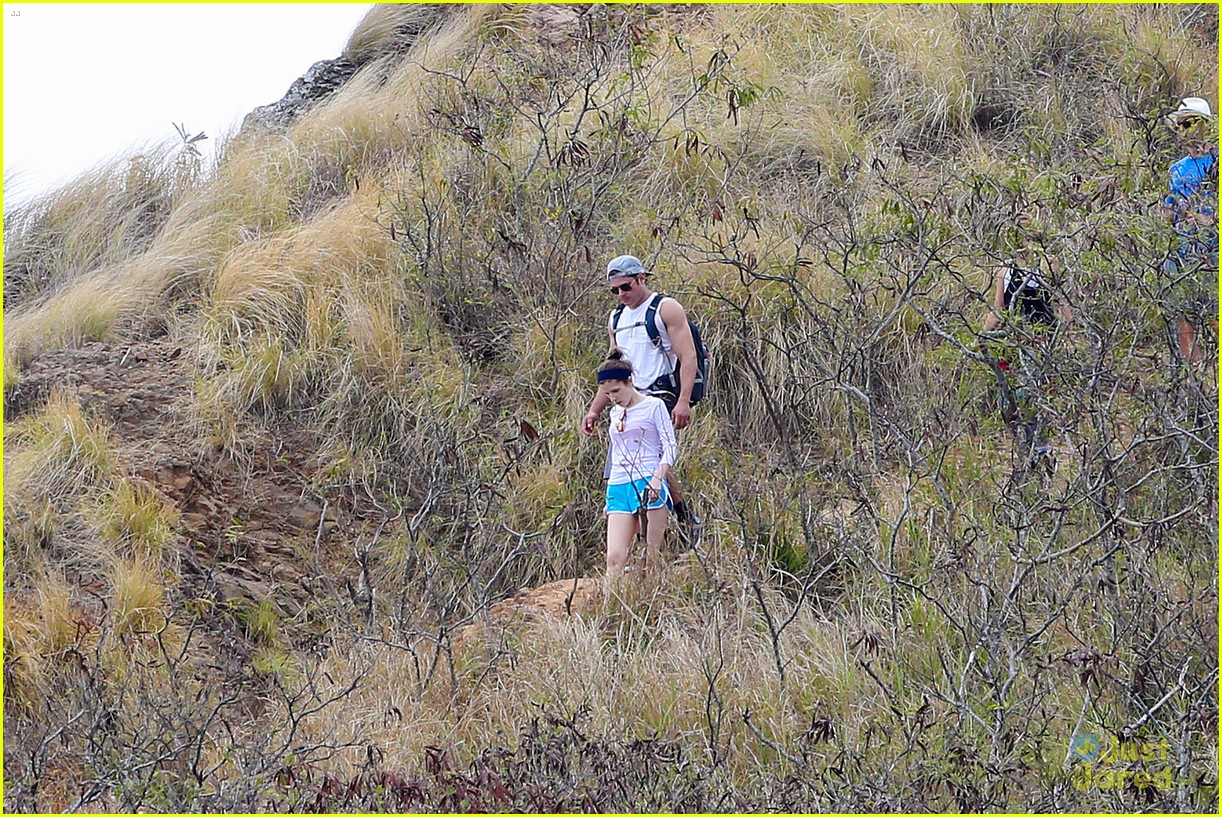 Anna Kendrick & Aubrey Plaza Went Hiking with Zac Efron in Hawaii!