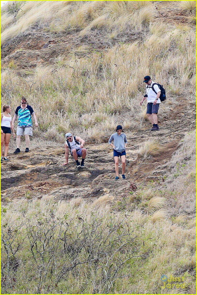 Anna Kendrick & Aubrey Plaza Went Hiking with Zac Efron in Hawaii!