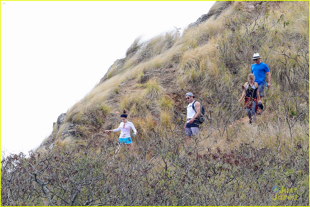 Anna Kendrick & Aubrey Plaza Went Hiking with Zac Efron in Hawaii!
