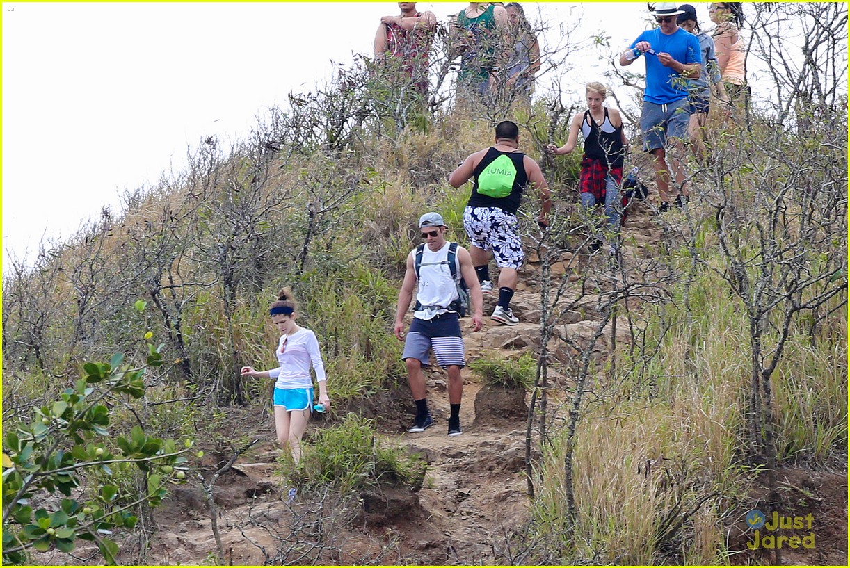 Anna Kendrick & Aubrey Plaza Went Hiking with Zac Efron in Hawaii!
