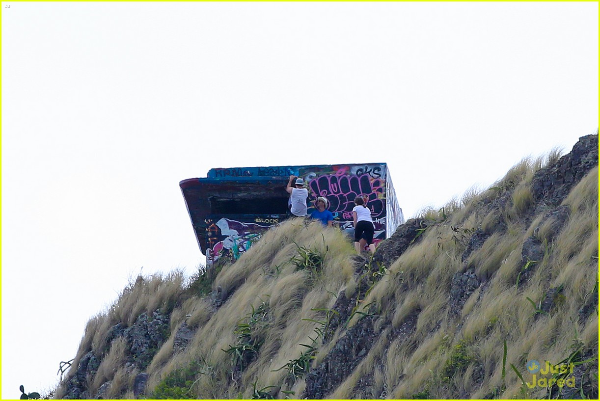 Anna Kendrick & Aubrey Plaza Went Hiking with Zac Efron in Hawaii!