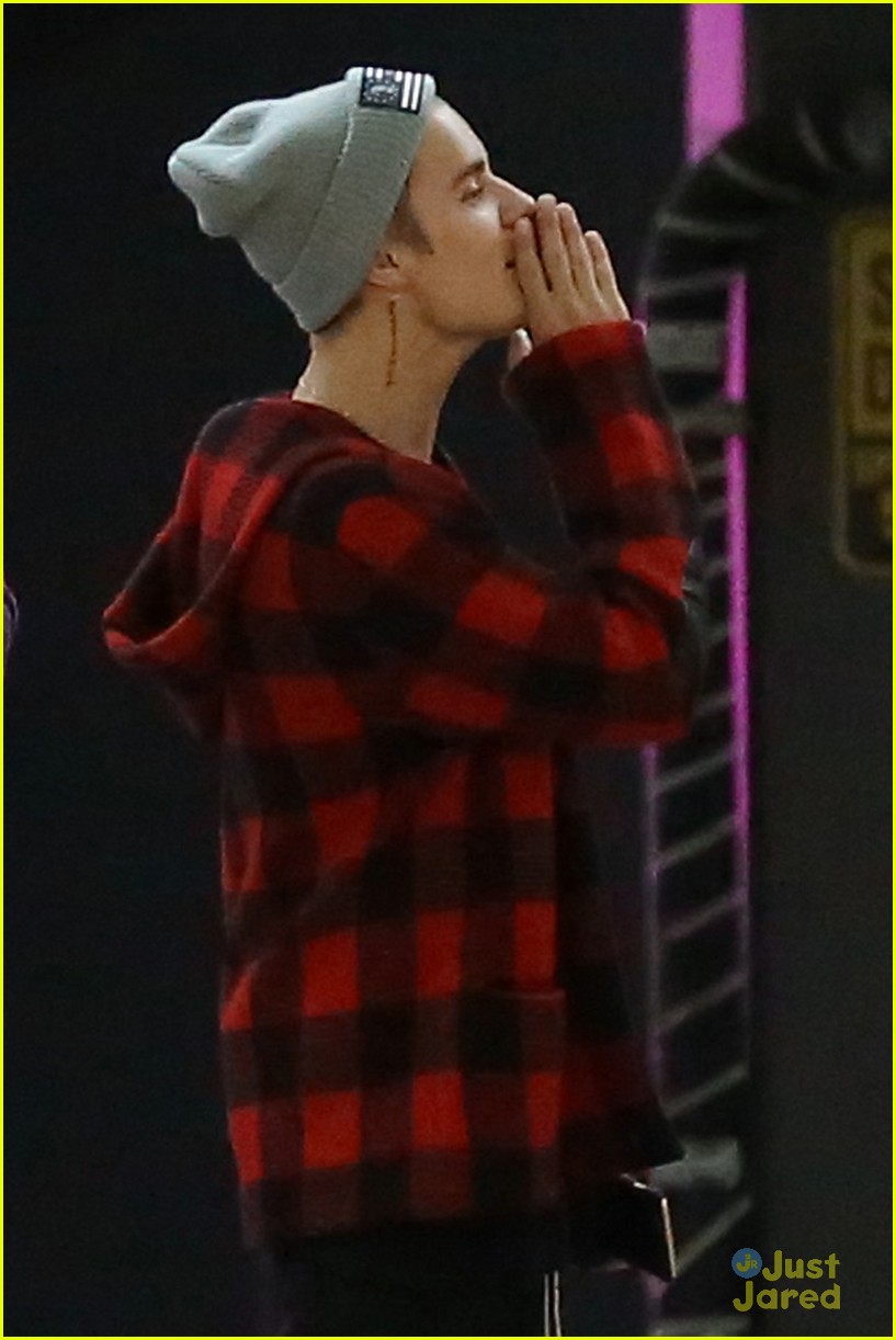Justin Bieber Sings Boyz II Men Again For Engaged Couple (Video)