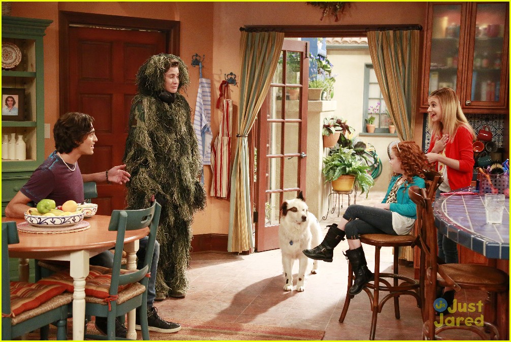 Avery & Francesca Dress To The Nines In An Exclusive Sneak Peek At This Week's 'Dog With A Blog'