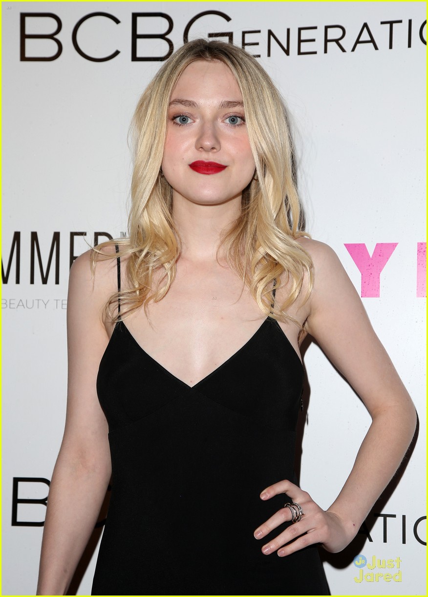 Dakota Fanning Says Sister Elle Is A 'Good Gift Giver'