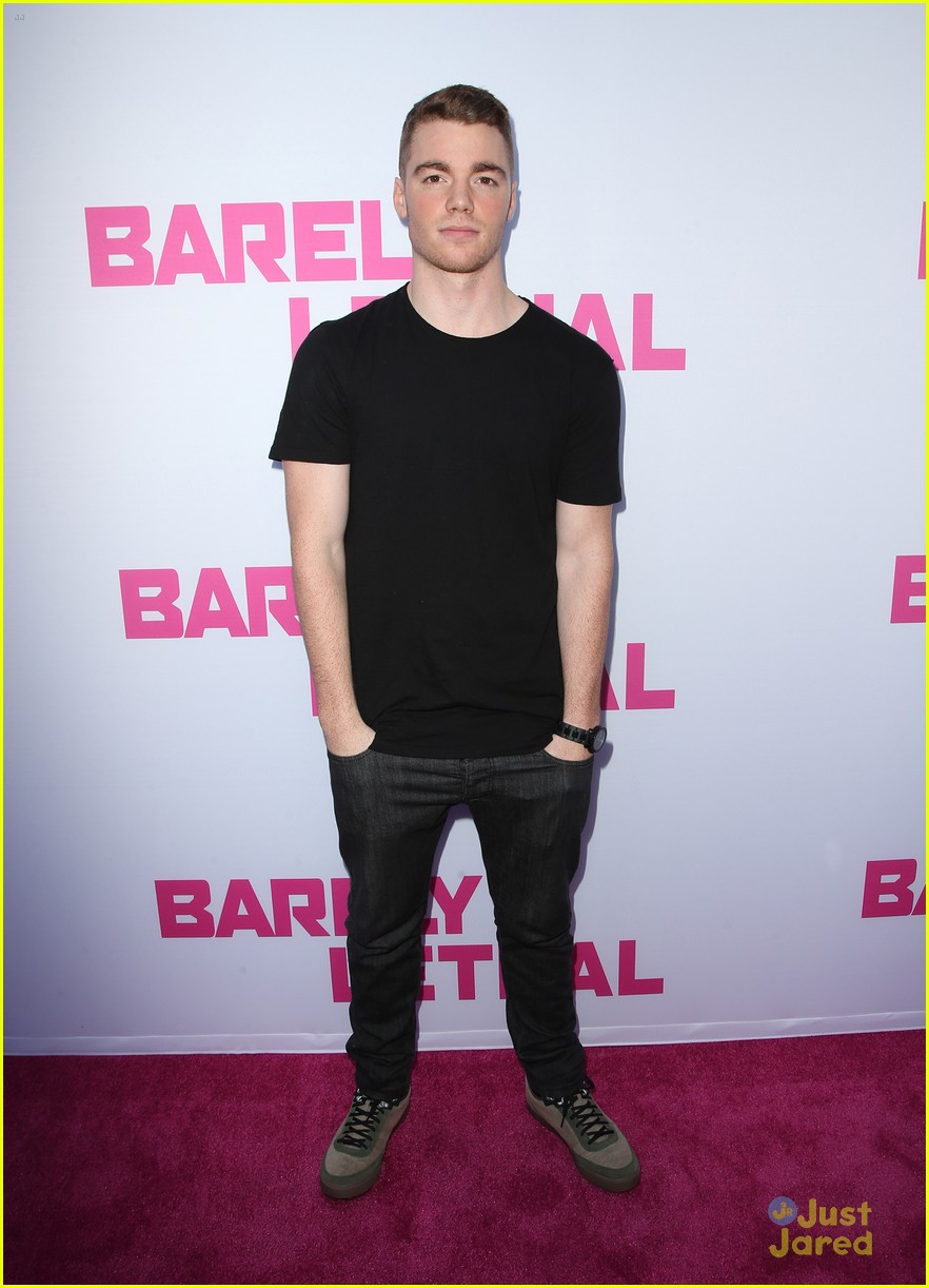 Hailee Steinfeld & Sophie Turner Are Two 'Barely Lethal' Ladies
