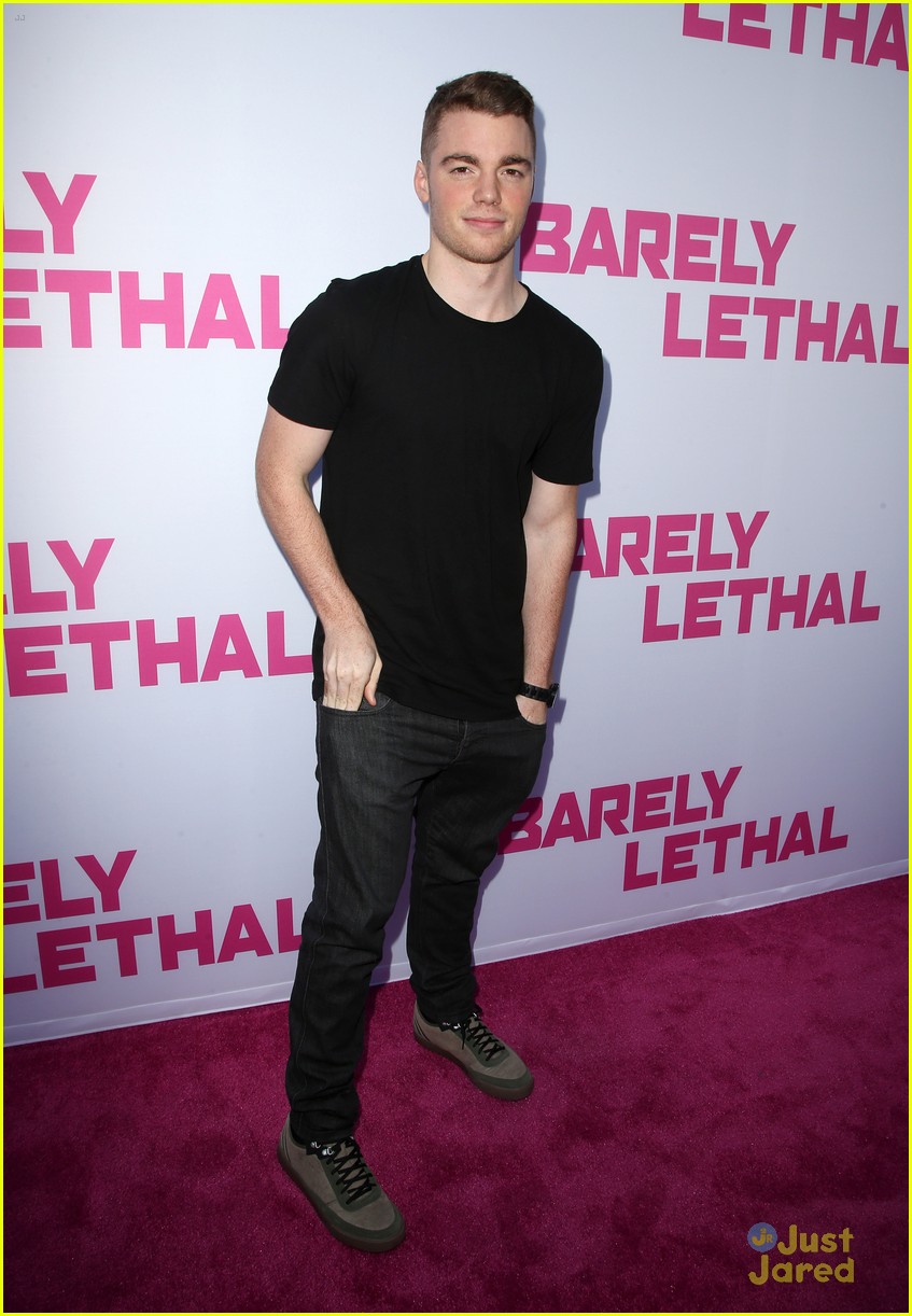 Hailee Steinfeld & Sophie Turner Are Two 'Barely Lethal' Ladies