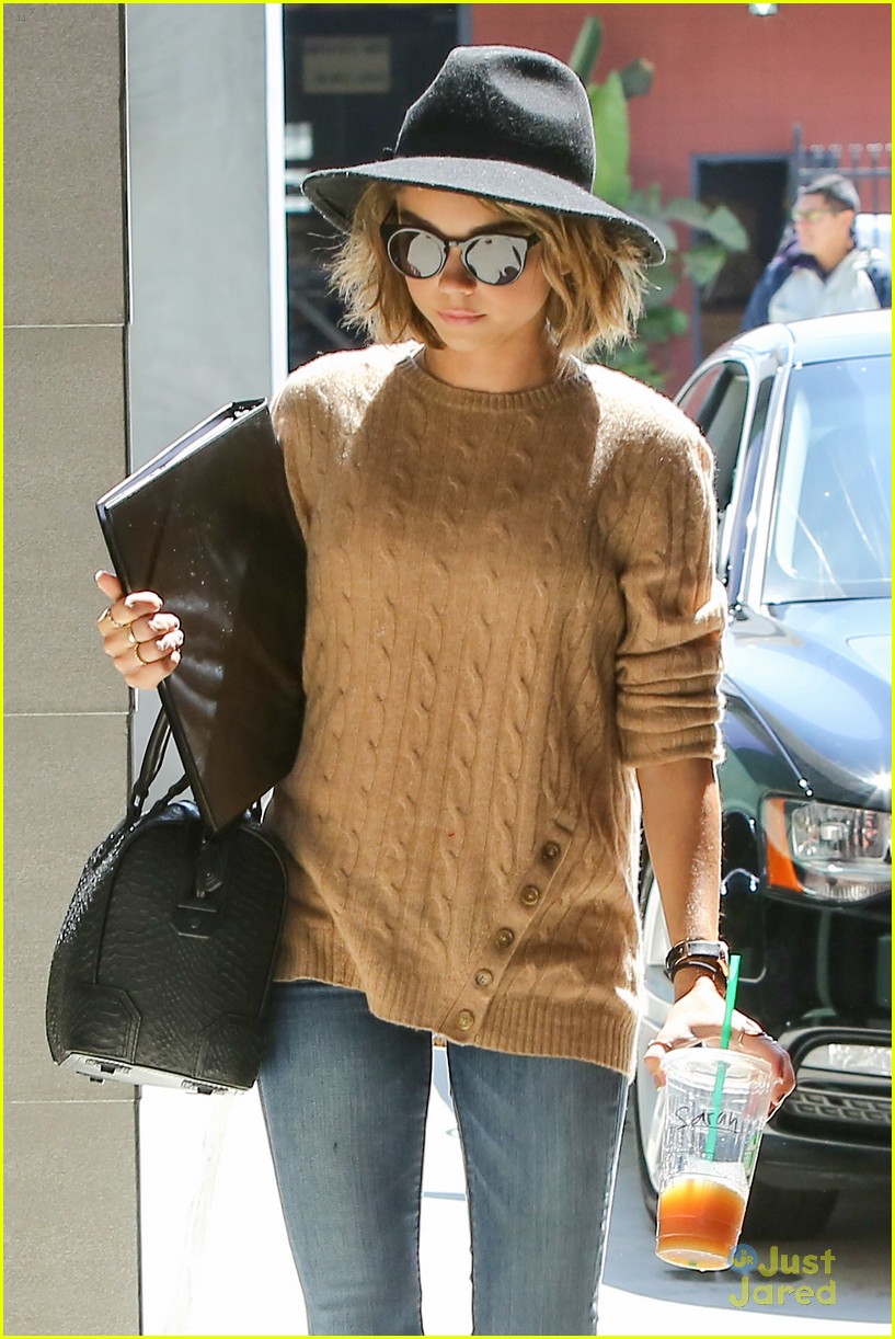 Sarah Hyland Is Tired of Los Angeles' Gloomy Days