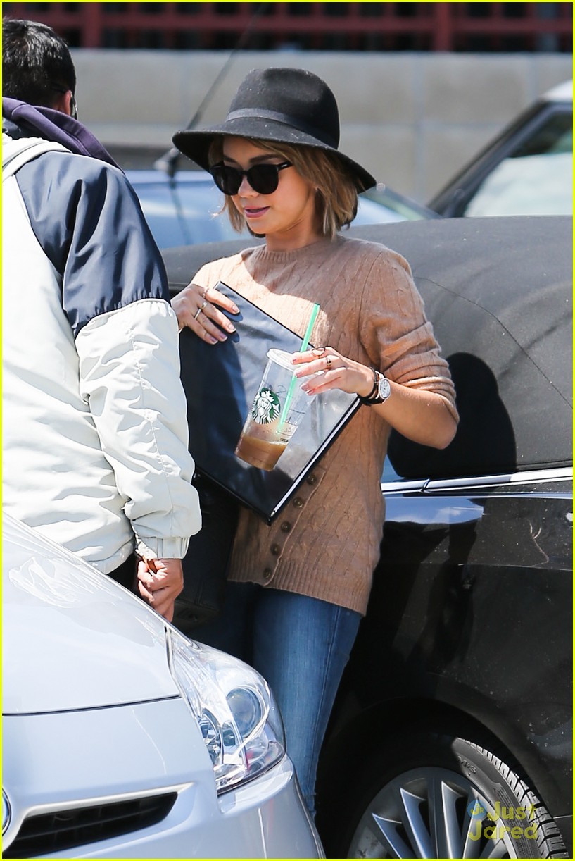 Sarah Hyland Is Tired of Los Angeles' Gloomy Days
