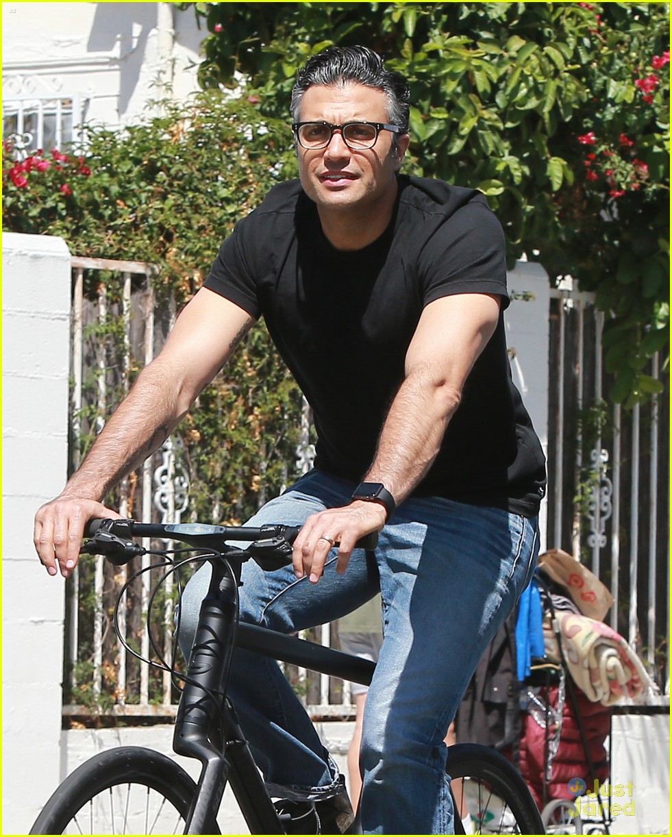 Jane The Virgin's Jaime Camil Scores Critics' Choice Award Nomination