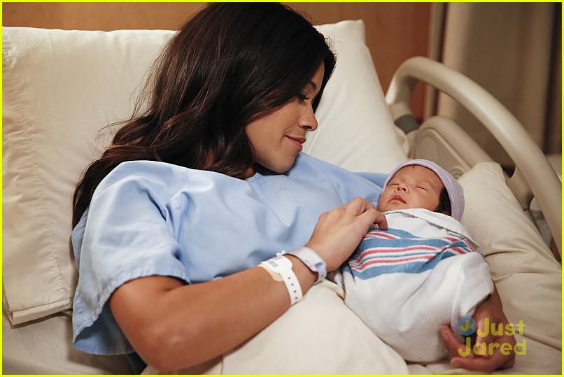Jane Is Having Her Baby On 'Jane The Virgin's Season Finale Tonight!
