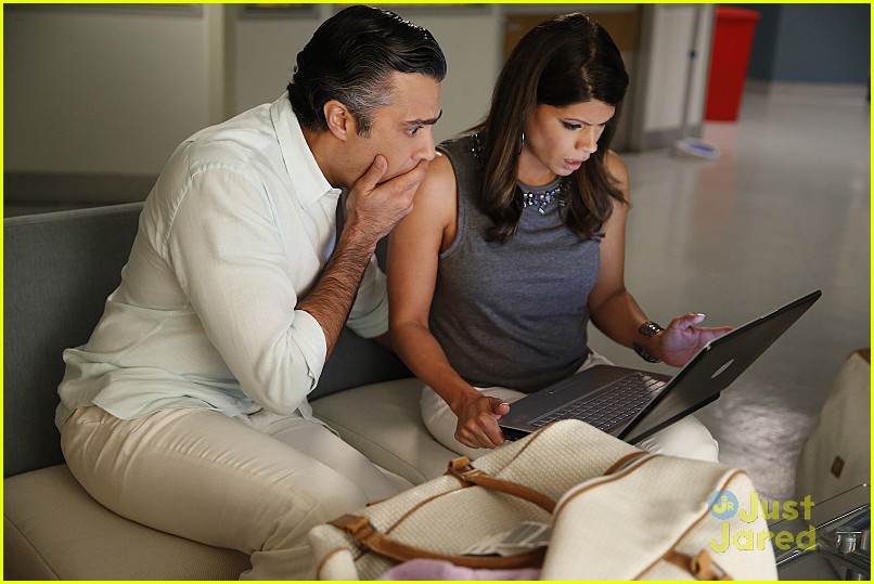 Jane Is Having Her Baby On 'Jane The Virgin's Season Finale Tonight!