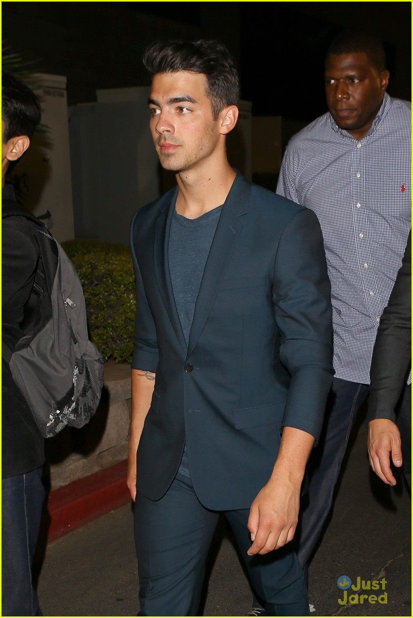 Nick & Joe Jonas Attend the Big Fight!
