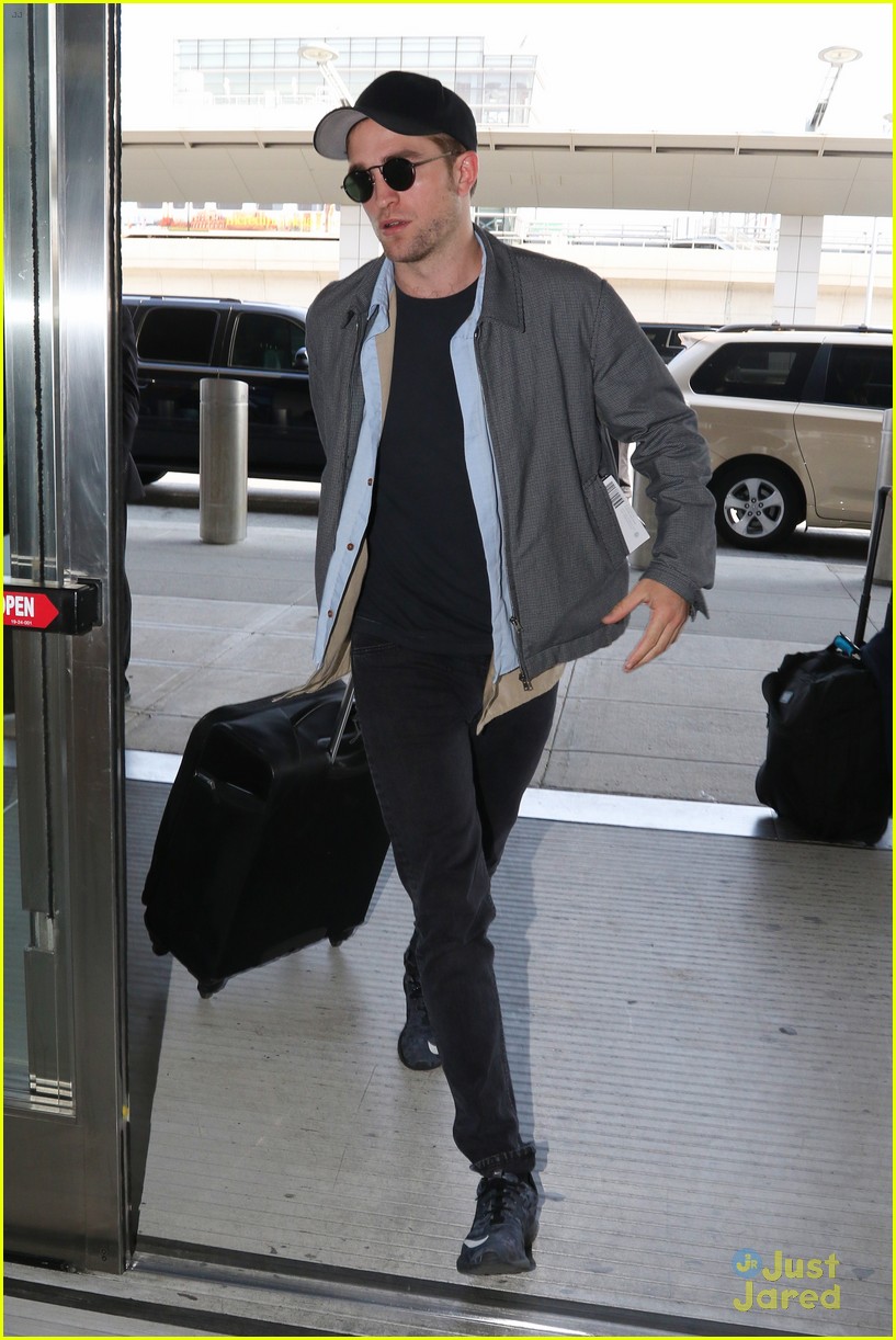 Robert Pattinson & FKA twigs Catch Flight Out of NYC After Met Gala