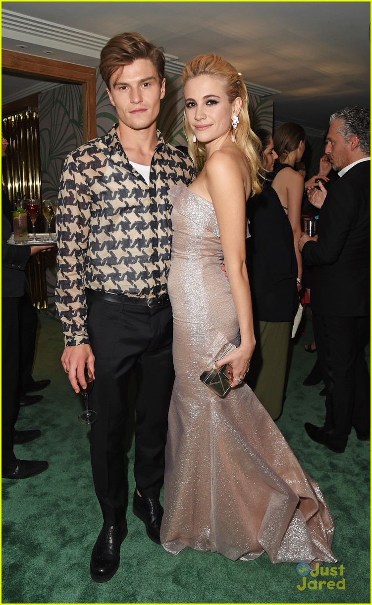 Pixie Lott & Oliver Cheshire Take Selfie On Cannes Red Carpet
