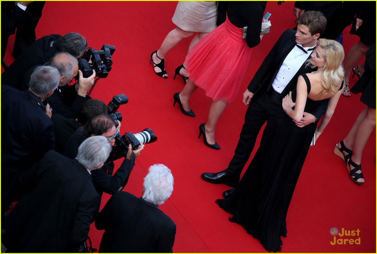 Pixie Lott & Oliver Cheshire Take Selfie On Cannes Red Carpet
