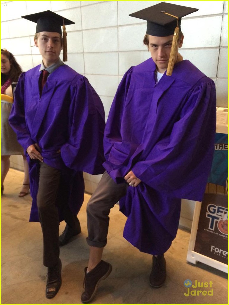 Dylan & Cole Sprouse Graduate With Honors From NYU!