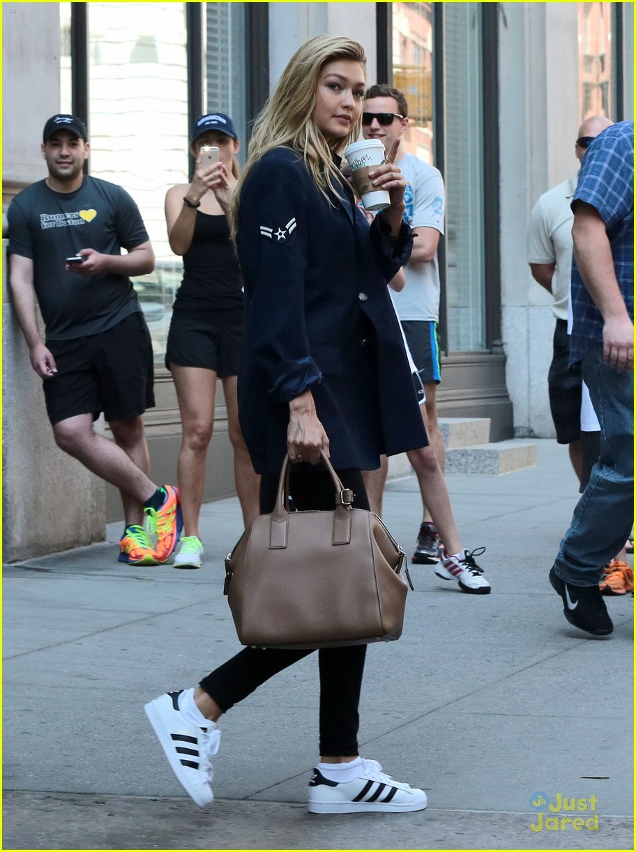 Taylor Swift Brings Martha Hunt & Gigi Hadid To Detroit For '1989' Tour Stop