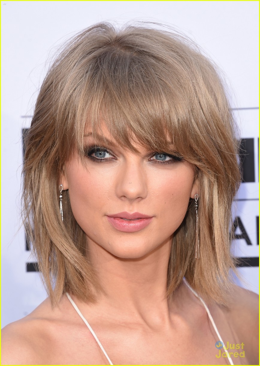Taylor Swift Kisses Calvin Harris After Winning at BBMAs! (Video)