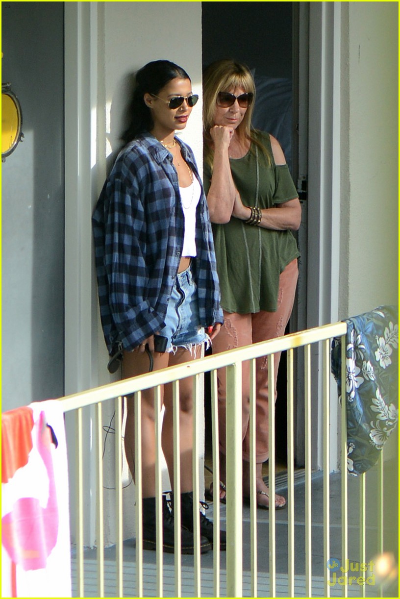 Zac Efron Films 'Dirty Grandpa' Party Scene With Robert De Niro & Zoey Deutch