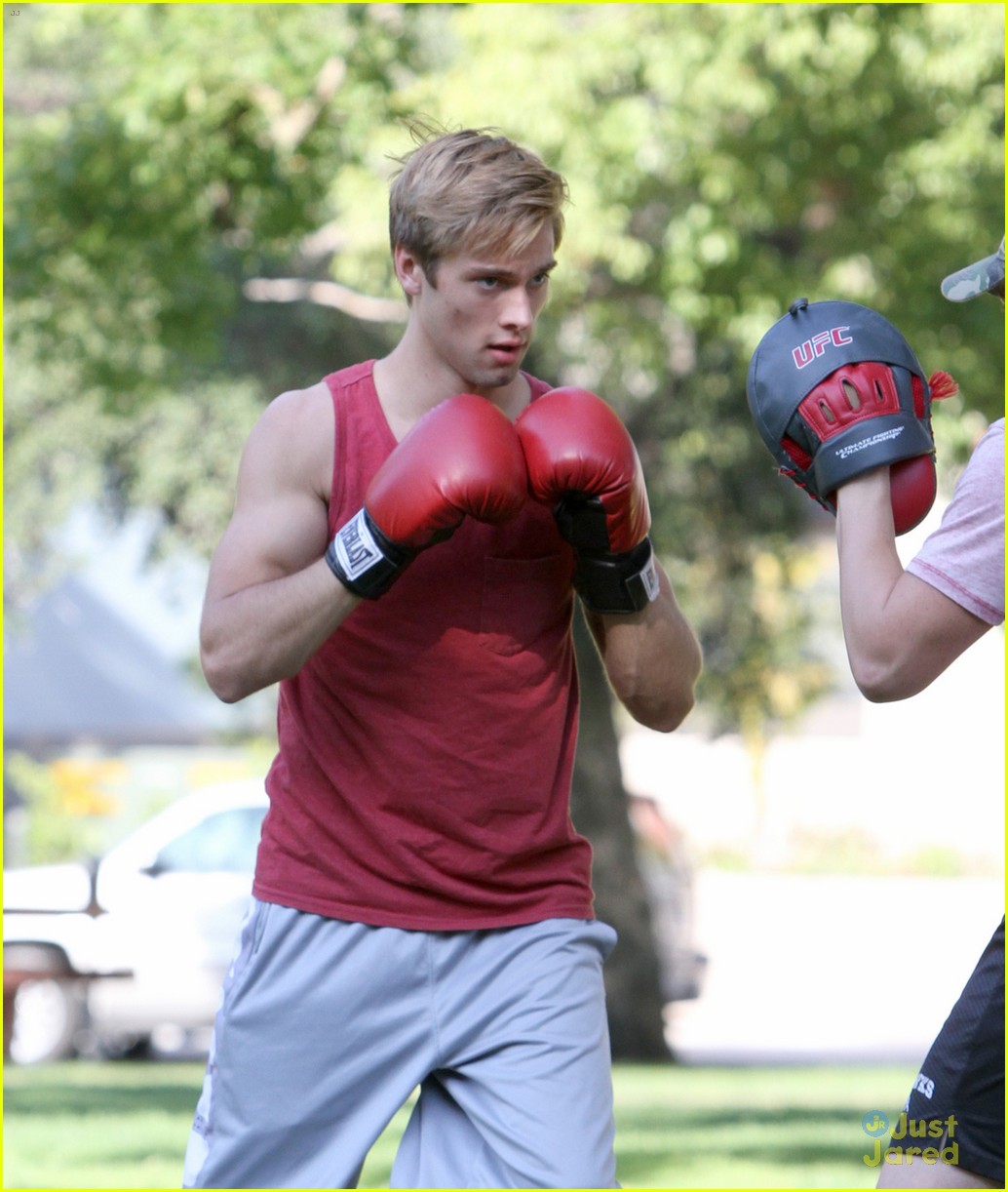 Austin North Shows Off His Buff Biceps While Boxing in the Park