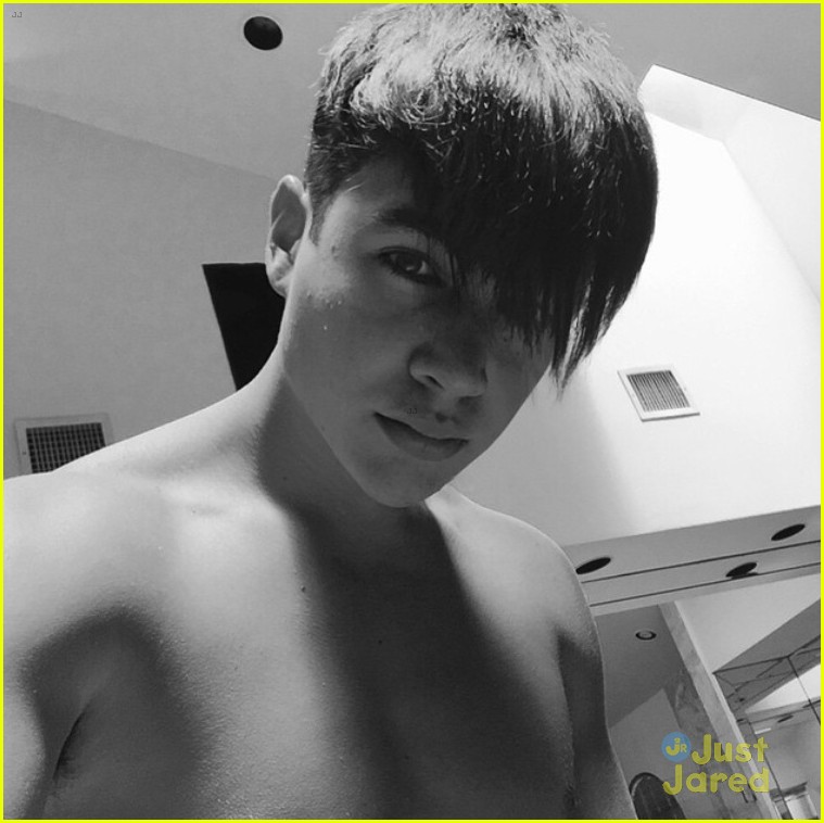 Austin Mahone Goes Shirtless in Hot New Selfie!