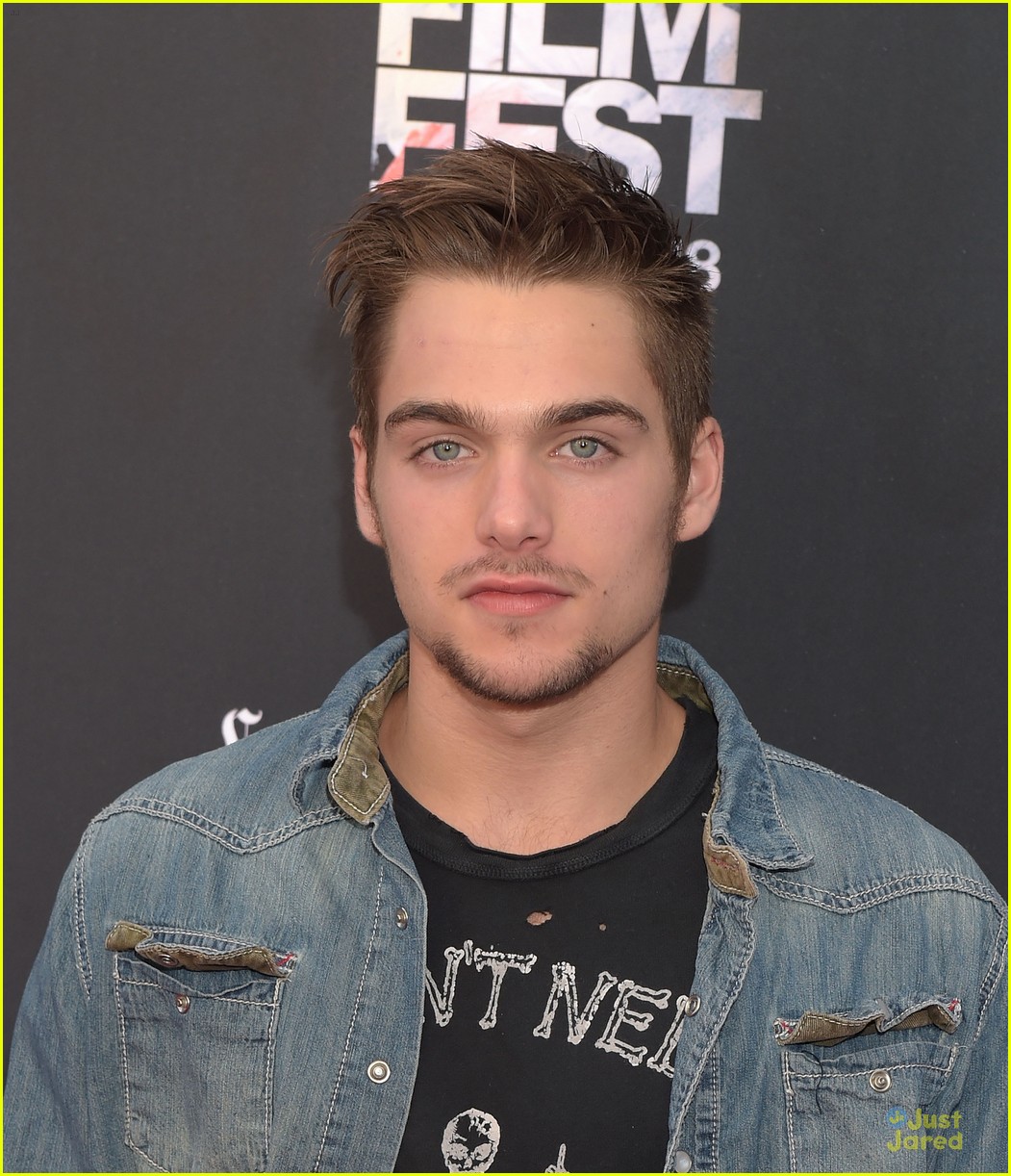 Gregg Sulkin Writes Bella Thorne a Sweet Message After 'Scream' Premiere!
