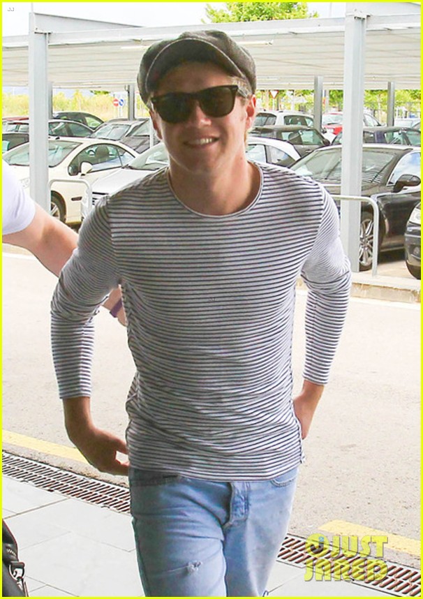 Niall Horan Gets Up Close With Fans in Barcelona