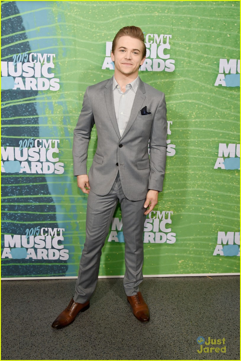 Kelsea Ballerini Kicks Up Her Heels at CMT Music Awards 2015!