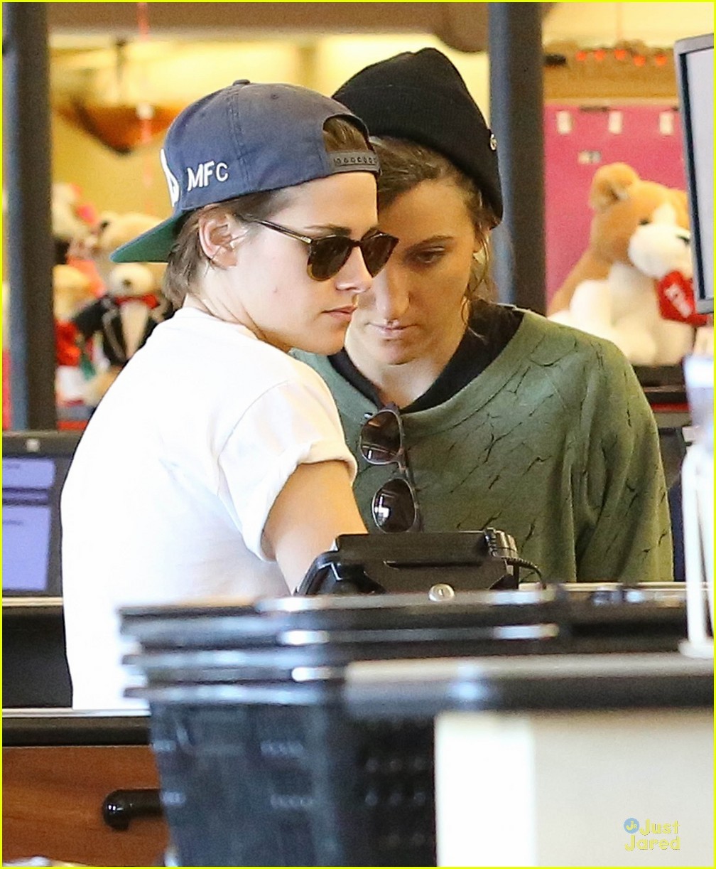 Kristen Stewart's Mom Never Talked About Her Love Life!