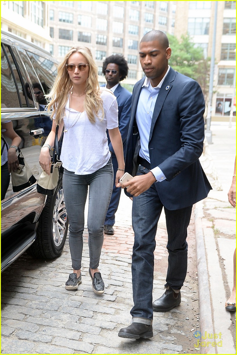 Jennifer Lawrence & Mom Karen Go Apartment Hunting Together in NYC