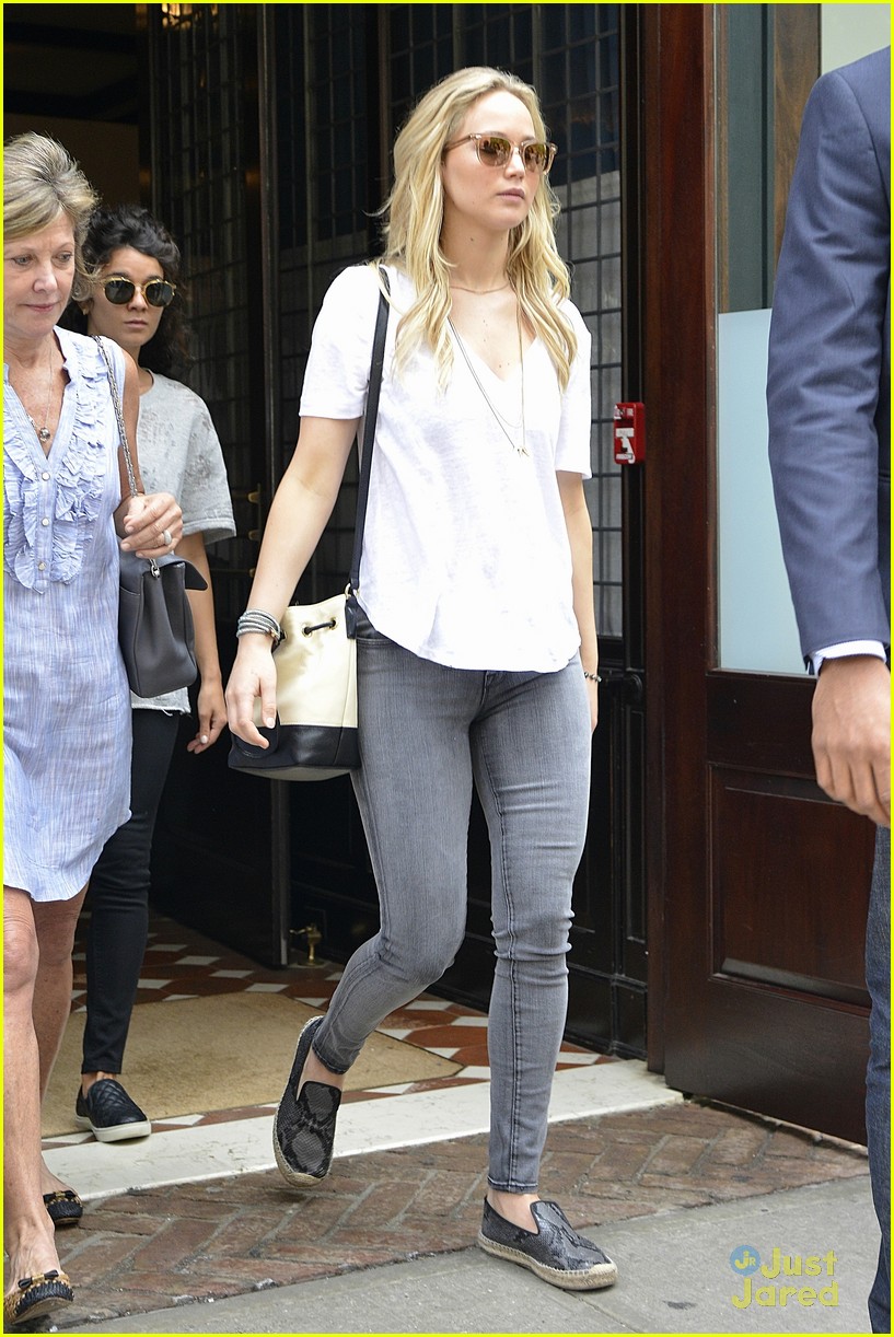 Jennifer Lawrence & Mom Karen Go Apartment Hunting Together in NYC