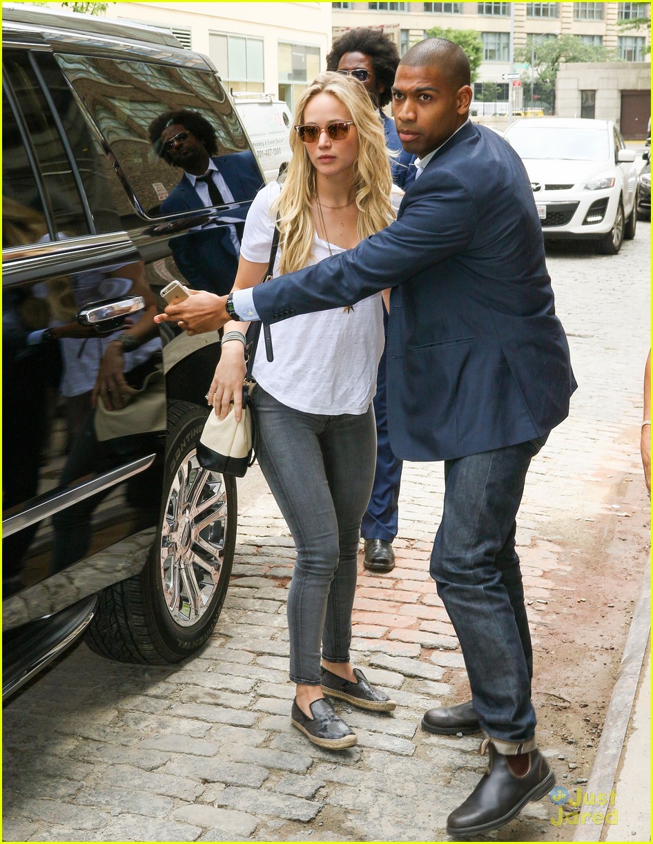 Jennifer Lawrence & Mom Karen Go Apartment Hunting Together in NYC