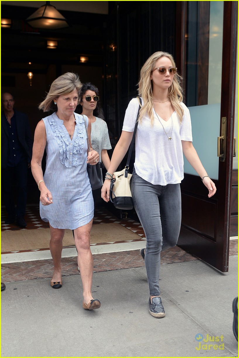Jennifer Lawrence & Mom Karen Go Apartment Hunting Together in NYC