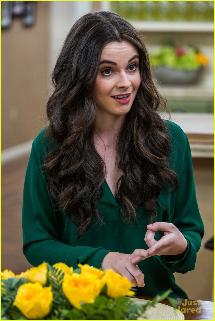Laura Marano Says Sister Vanessa Is A 'Fantastic Painter' & Artist