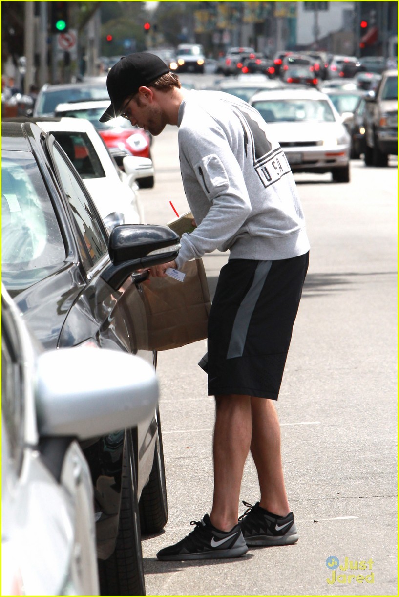 Robert Pattinson Goes Incognito at Naturewell