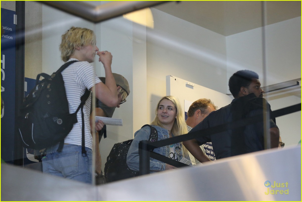 Rydel Lynch & Ellington Ratliff Steal Kisses Before Flight Out At LAX