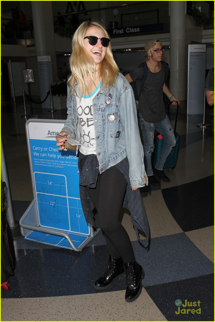 Rydel Lynch & Ellington Ratliff Steal Kisses Before Flight Out At LAX