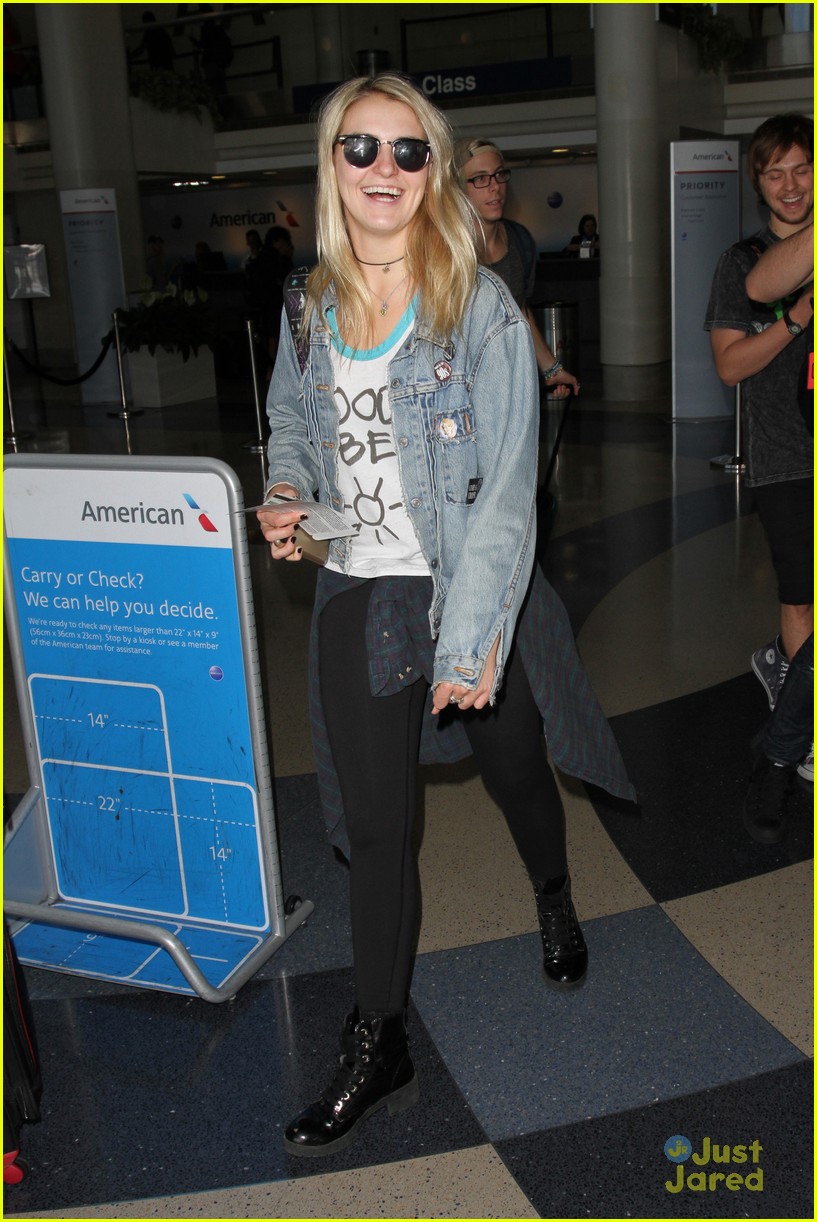 Rydel Lynch & Ellington Ratliff Steal Kisses Before Flight Out At LAX