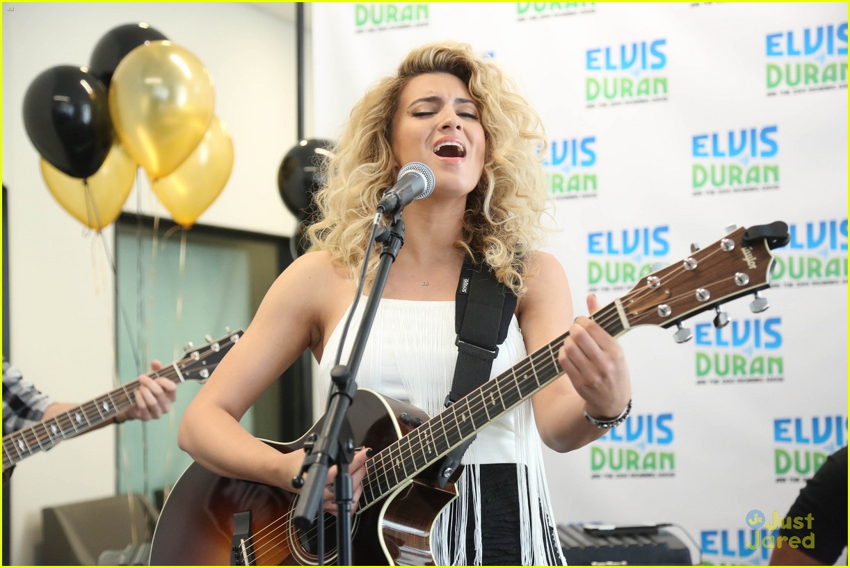 What is Tori Kelly's Go-To Karaoke Song?