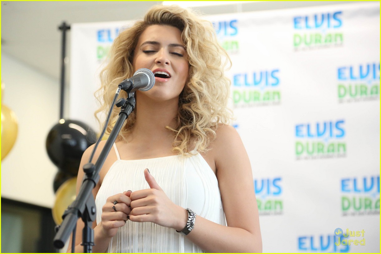 What is Tori Kelly's Go-To Karaoke Song?